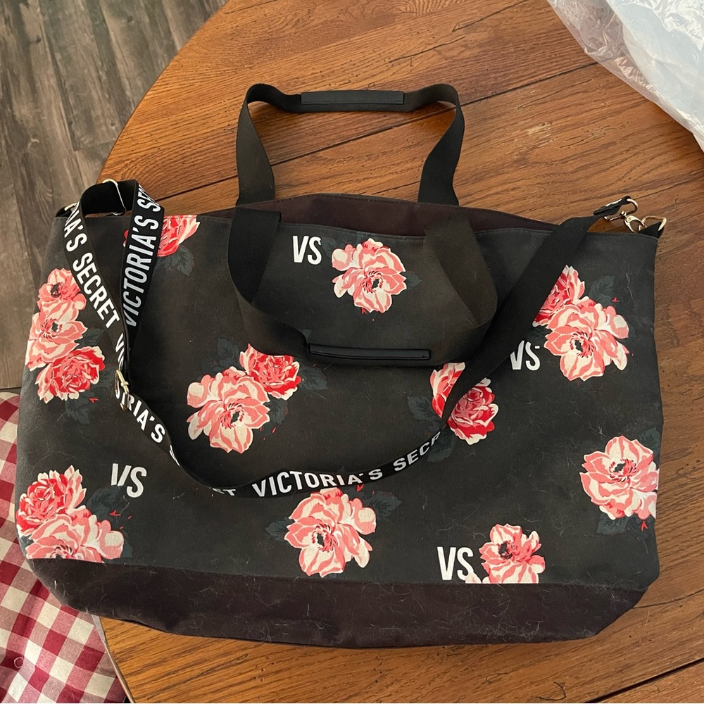 2 Victoria’s Secret tote bags!